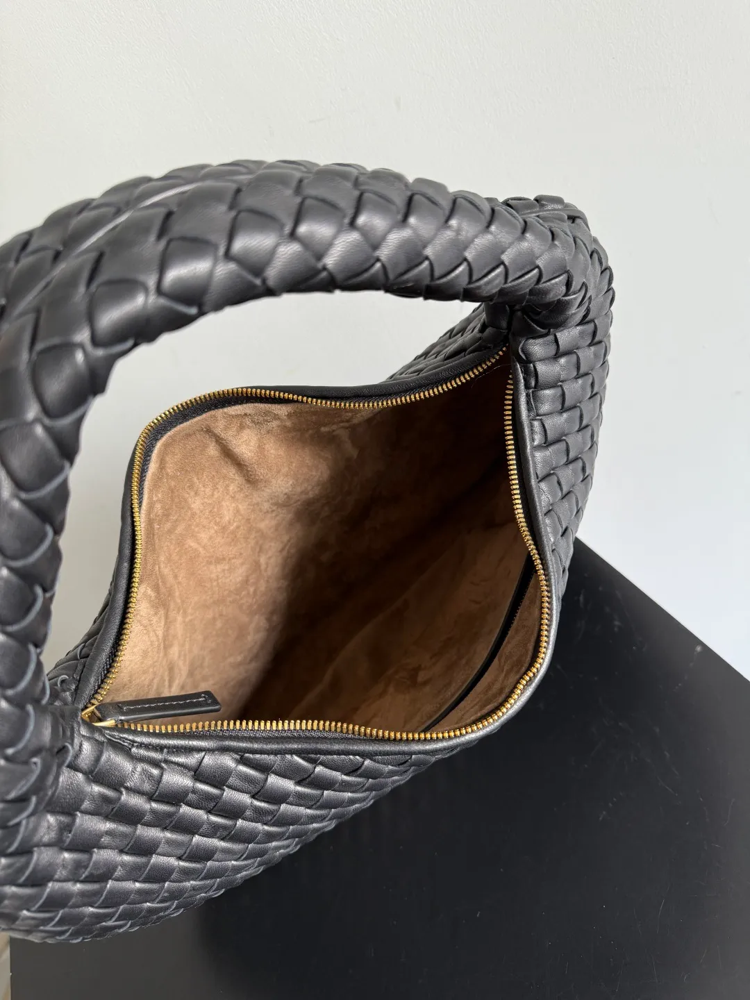 Batch 2120 BV Bottega Veneta's new early spring women's shoulder bag. The soft and delicate Hobo bag has been shipped! Many friends are waiting for this bag. It has a round shape and a large capacity. It can hold a 50-fold umbrella inside. Babies with a lot of daily items do not need to worry about the capacity of this bag. It is a practical bag for traveling and commuting. Although it is fluffy, it is soft and comfortable when carried on one shoulder. It has a modern and retro feel. Model No.: 856737 Size: 44*28*5cm